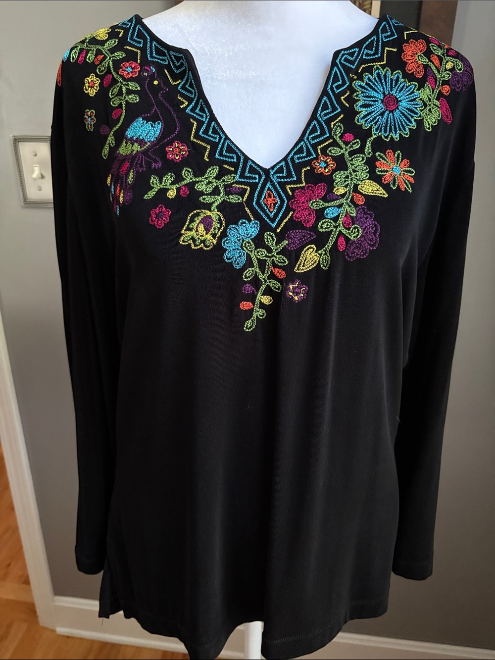 Chico’s Traveler’s Embroidered Floral V-Neck Black Women's Top Large or 2